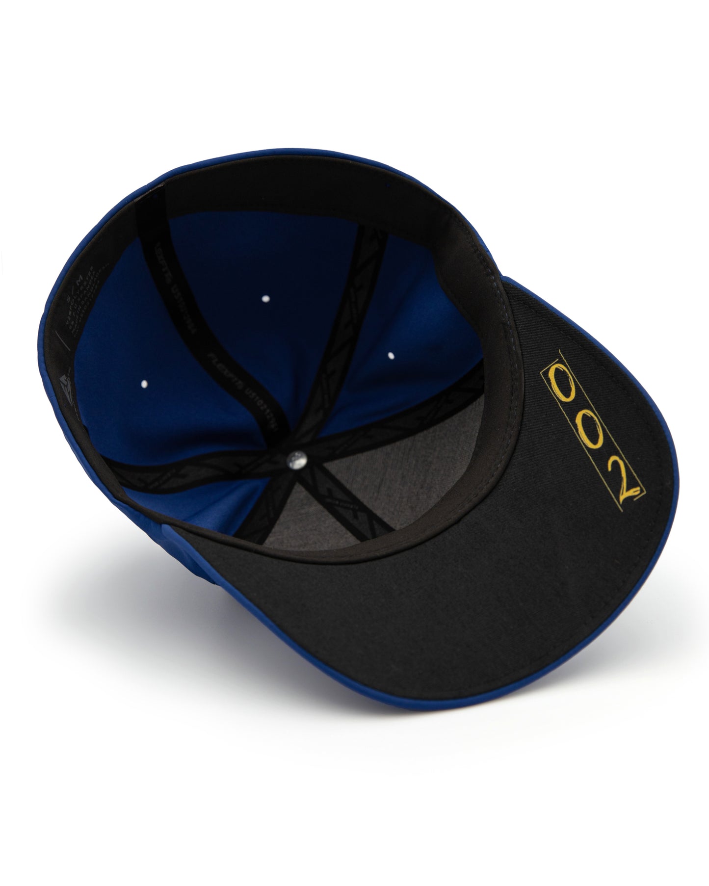 قبعة FlexFit من مجموعة Muse Collection باللون الأسود - أنيقة، UPF50+، عالية الأداء، تصميم بدون درزات.